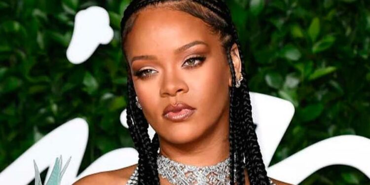 Rihanna sufre heridas en su rostro tras accidente con moto eléctrica