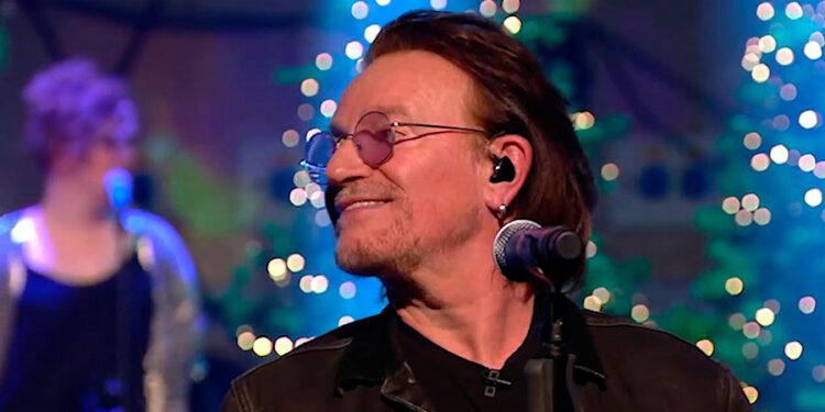 U2 se pone festivo interpretando un clásico de Navidad