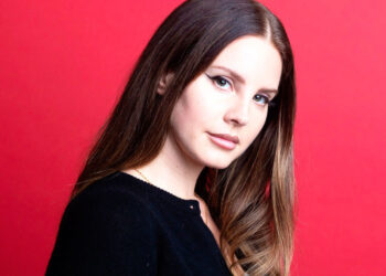 Lana del Rey revela la lista de canciones y la portada de ‘Chemtrails Over The Country Club’