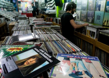 El vinilo culmina la venganza contra su 'asesino' el cedé y ya lo supera en ventas