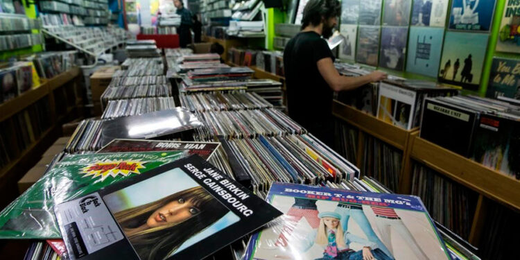 El vinilo culmina la venganza contra su 'asesino' el cedé y ya lo supera en ventas