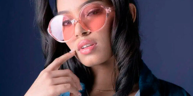 Sony Music México firma a La Ross María