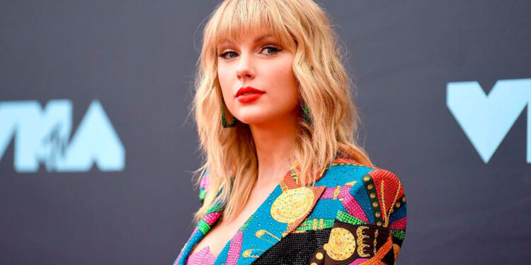 Taylor Swift desplaza a The Beatles y bate récord en ventas por su disco 'Fearless'