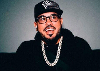 Raphy Pina lanza la colección oficial de mercancía «Pinarazzi»