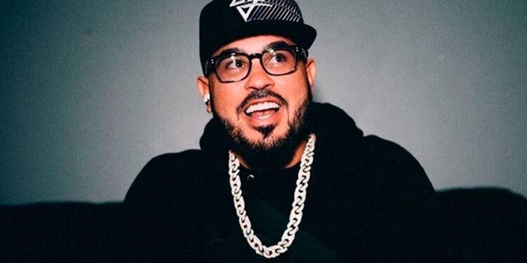 Raphy Pina lanza la colección oficial de mercancía «Pinarazzi»