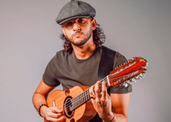 Tony Toyán canta "Con Un Vinito Por El Lao" con la producción de Marlow Rosado