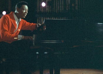 Nat King Cole y John Legend se unen la reversión del clásico "The Christmas Song"