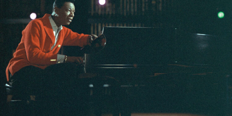 Nat King Cole y John Legend se unen la reversión del clásico "The Christmas Song"