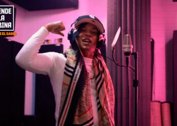 Mira a Vasquez El Sabio rapear un freestyle exclusivo en "PRENDE LA CABINA"