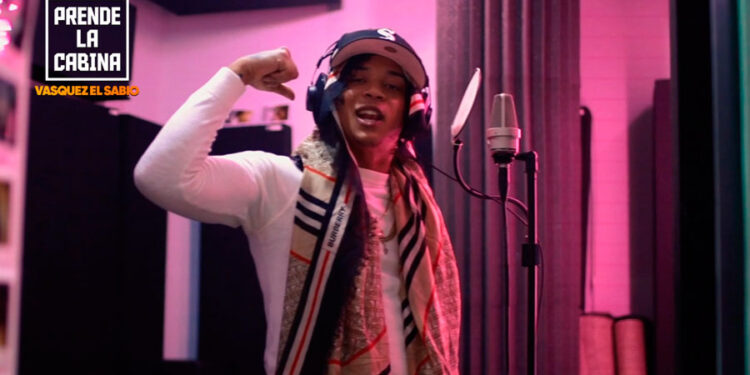 Mira a Vasquez El Sabio rapear un freestyle exclusivo en "PRENDE LA CABINA"