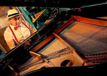 A1000 Suárez presenta la balada "Fuera de mi vida"