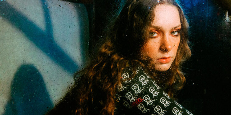 La estrella en ascenso global Holly Humberstone nos regala "London Is Lonely" ¡ya en plataformas!