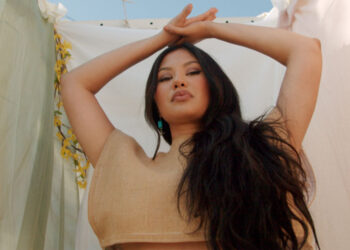 La Cantante Indígena Méxicoamericana de R&B FLORES Lanza Nuevos Sencillos "American Dirt" & "Sangre"