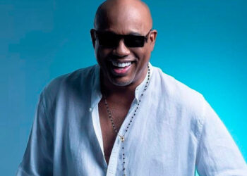 David Calzado de la Charanga Habanera está celebrando sus 64 años