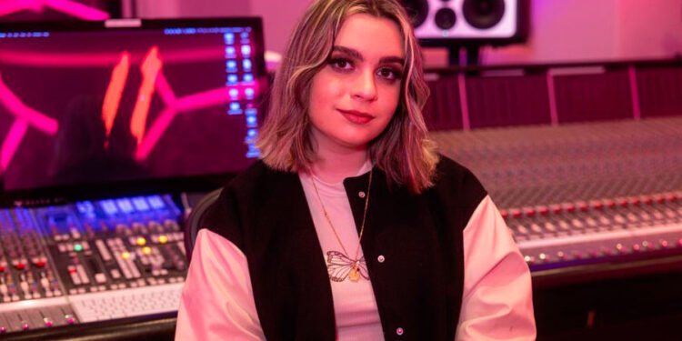 Kelly Centeno premieres her new single