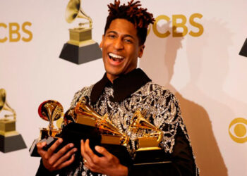Jon Batiste gana 5 Premios Grammy incluyendo álbum del año por 'WE ARE'
