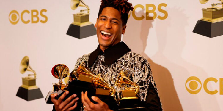 Jon Batiste gana 5 Premios Grammy incluyendo álbum del año por 'WE ARE'