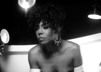 Fela Domínguez estrena su más reciente video, “DEBAJO DEL AGUA”