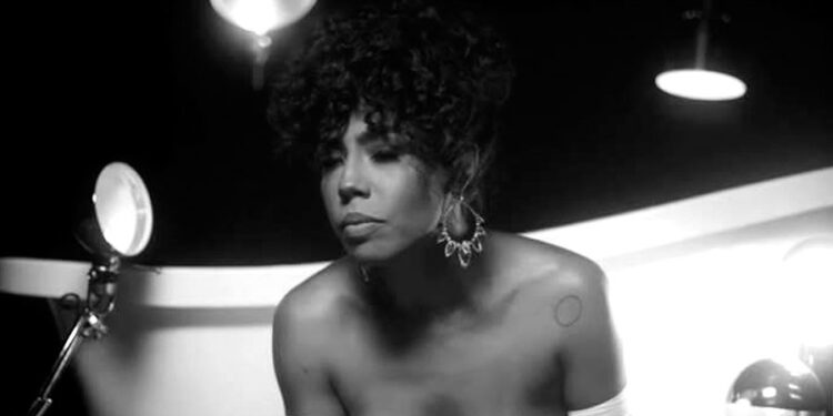 Fela Domínguez estrena su más reciente video, “DEBAJO DEL AGUA”