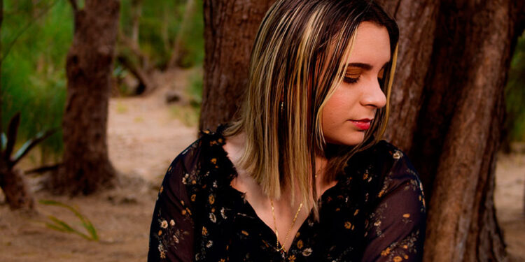 The young promise of pop music “Kelly Centeno” continues to shine after the premiere of her new single “Love The Same”.