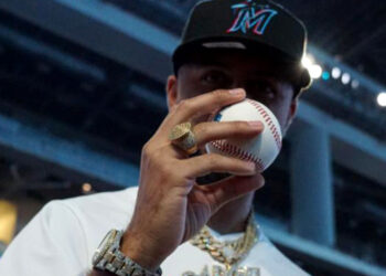 Dj Adoni lanza la primera bola en juego de MLB, Miami Marlins vs. New York Mets