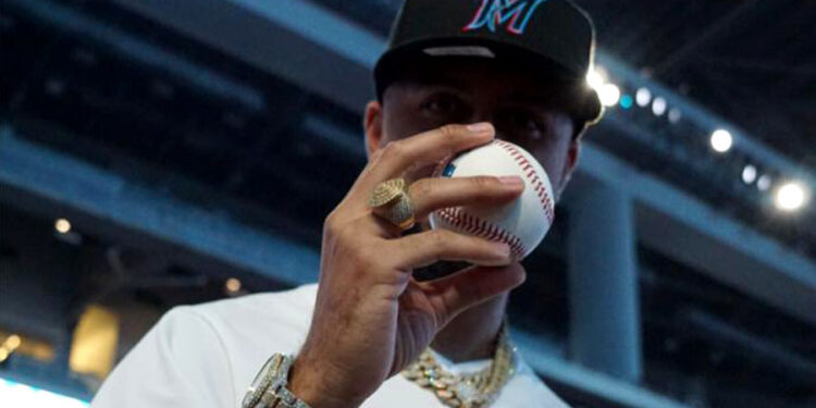 Dj Adoni lanza la primera bola en juego de MLB, Miami Marlins vs. New York Mets