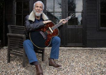 Yusuf / Cat Stevens presenta por primera vez la notable guitarra acústica Gibson Custom J-180 en acabado Ebony