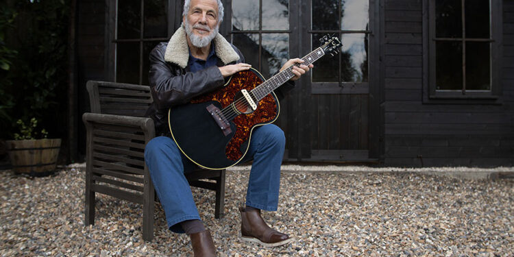 Yusuf / Cat Stevens presenta por primera vez la notable guitarra acústica Gibson Custom J-180 en acabado Ebony