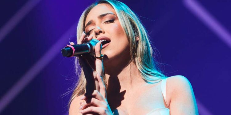 Ana Mena consigue el doble disco de platino con 'Música ligera'