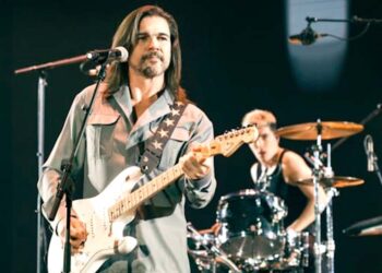 JUANES ha sido galardonado con el  Golden Music Award  por su trayectoria en una noche mágica en la 17ª edición de Los 40 Music Awards