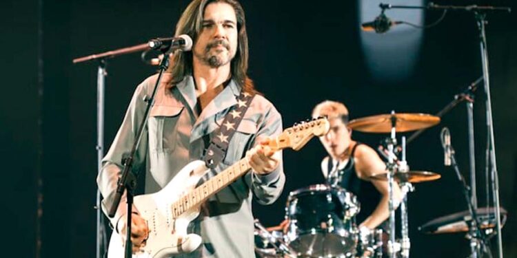 JUANES ha sido galardonado con el  Golden Music Award  por su trayectoria en una noche mágica en la 17ª edición de Los 40 Music Awards