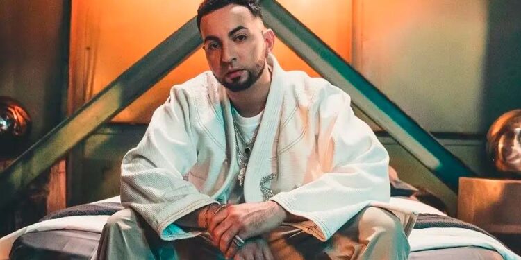 Justin Quiles Rinde Homenaje A Juan Gabriel Dándole A Sus Fans Su Versión Original de "Así Fue"