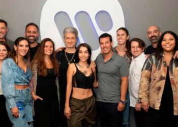 Maria Becerra, firma con Warner Music Latina en nueva asociación con 300 Entertainment