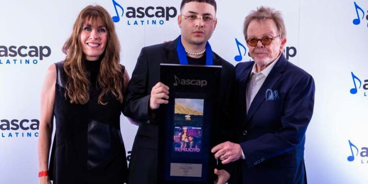 Keityn el colombiano creador de éxitos recibe premio al compositor del año 2023 de Ascap Latino