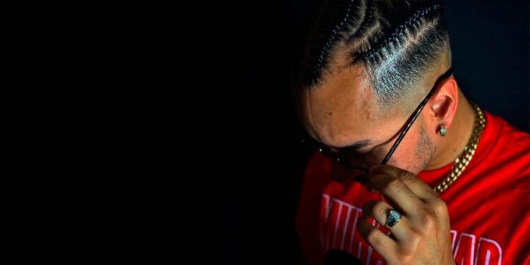 "Infie7, el talentoso artista del género urbano, presenta su más reciente canción titulada «SOY EL»"