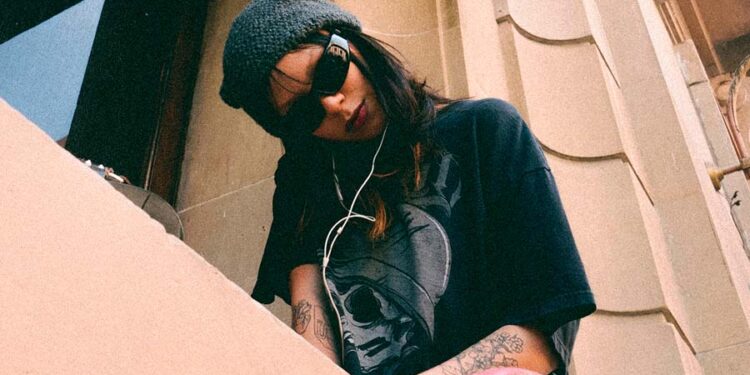 Ximena Soto expresa un fuerte sentimiento en su nuevo lanzamiento “ESTOY ENOJADA”