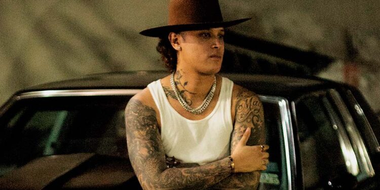 Roger Rogerz sigue innovando el género con nuevo corrido triste “LA TACOMA”