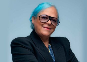 Ruby Lopera es una figura destacada en la industria del entretenimiento, sobresaliendo como publicista, manager de artistas y compositora