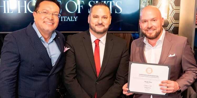 Maykel Pérez, exitoso publicista de Miami recibe reconocimiento en “Perfiles de éxito 2024”