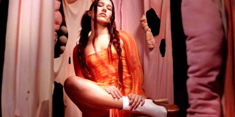 Elsa y Elmar Presenta "Entre Las Piernas" Para Dar Inicio Al Mes De La Mujer