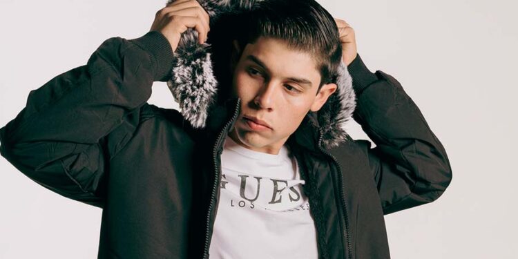 La estrella en ascenso de la música mexicana Raúl Vega regresa con el sencillo “GENTE BÉLICA”