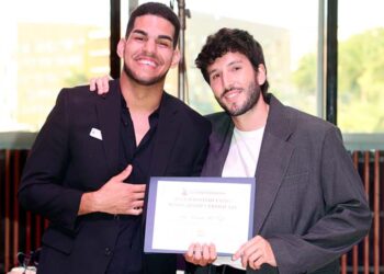 La Fundación Cultural Latin GRAMMY® entrega la beca Sebastián Yatra a Leo Luna Roblejo