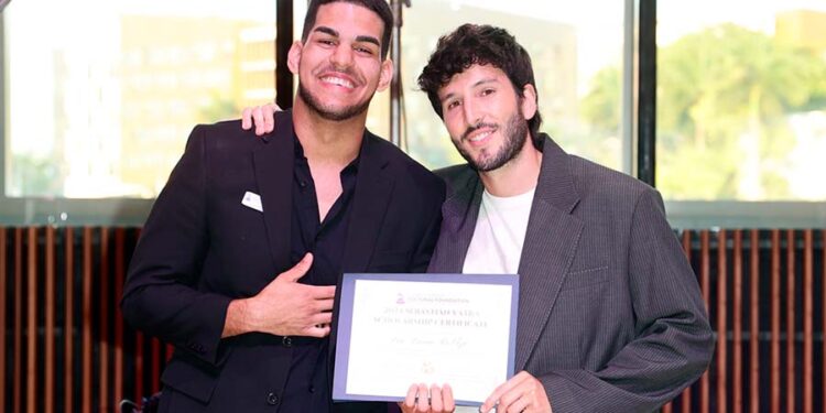 La Fundación Cultural Latin GRAMMY® entrega la beca Sebastián Yatra a Leo Luna Roblejo