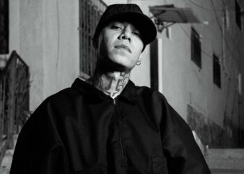 Santa Fe Klan navega por las realidades de la vida en su poderoso LP de 26 temas Blanco y Negro que incluye el tema “SANGRE X SANGRE”