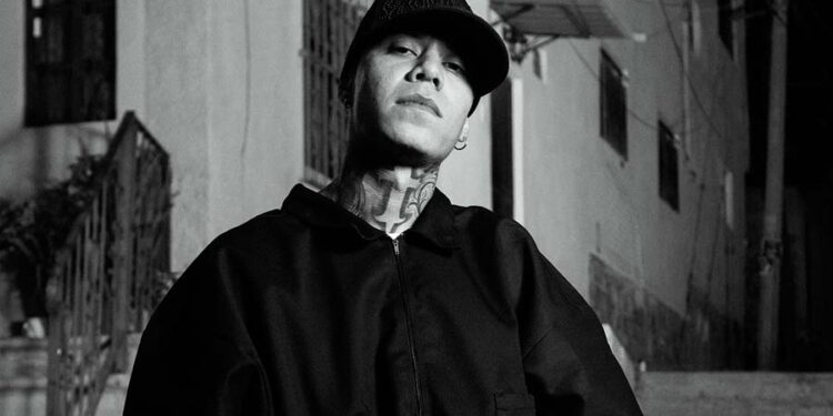 Santa Fe Klan navega por las realidades de la vida en su poderoso LP de 26 temas Blanco y Negro que incluye el tema “SANGRE X SANGRE”