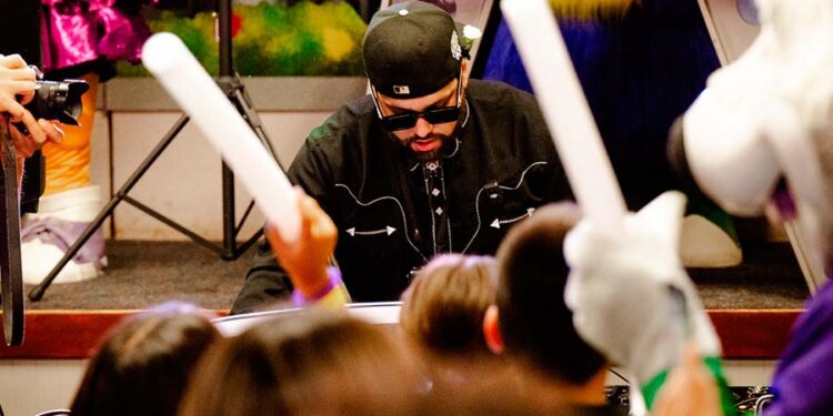 Deorro se apodera de Chuck E. Cheese con la mejor celebración After-Hours de su último lanzamiento “EN EL AUDI”