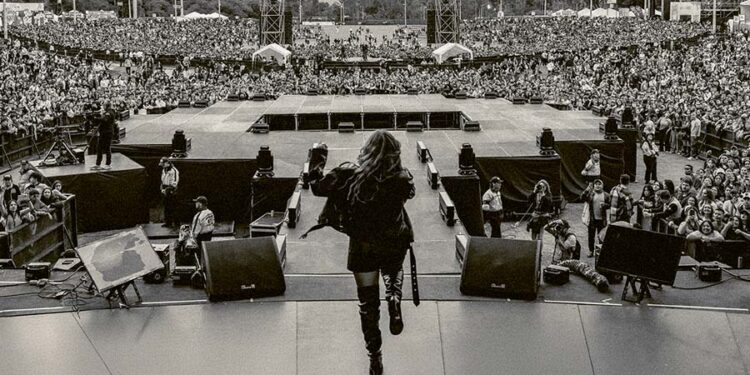 ELA TAUBERT deslumbra en Megaland 2024 con una presentación electrizante tras ganar el Latin GRAMMY®
