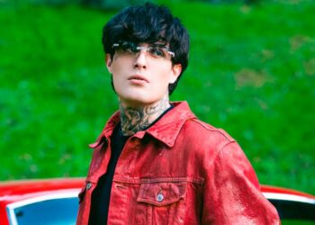 Adriel Favela estrena «TODO ES ROJO» una poderosa oda ala vida y la libertad