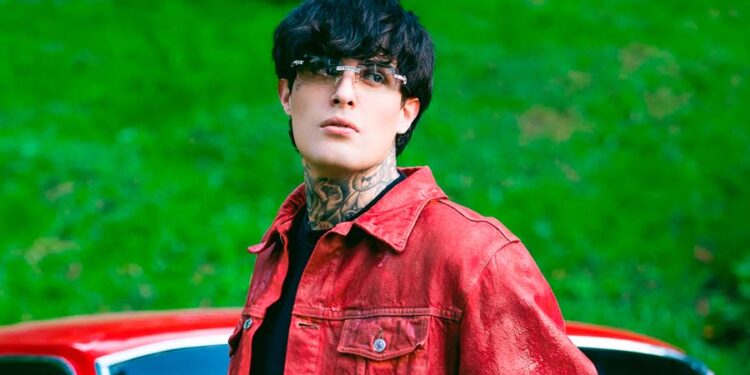 Adriel Favela estrena «TODO ES ROJO» una poderosa oda ala vida y la libertad