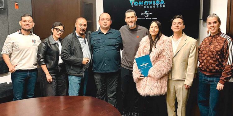 Majo Aguilar comienza el 2025 con la renovación de su contrato con su familia Fonovisa